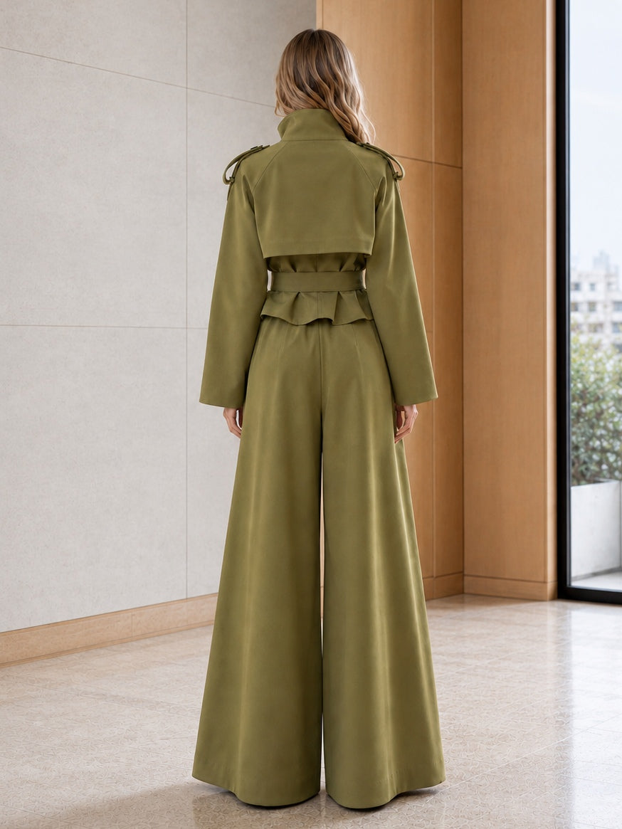 Alba | Ensemble vert olive avec veste courte croisée, ceinture et pantalon large taille haute