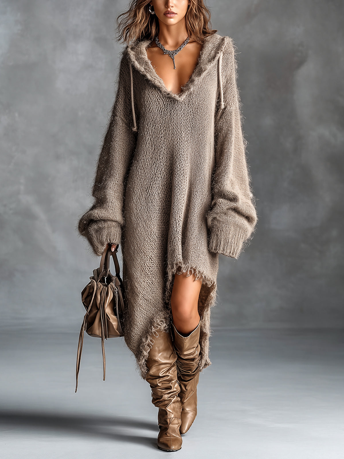 Bruna | Robe midi oversize en maille douce à capuche