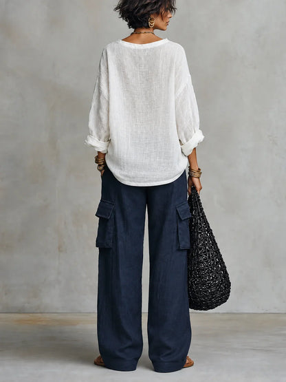 Ensemble deux pièces avec blouse en lin blanche et pantalon large bleu marine