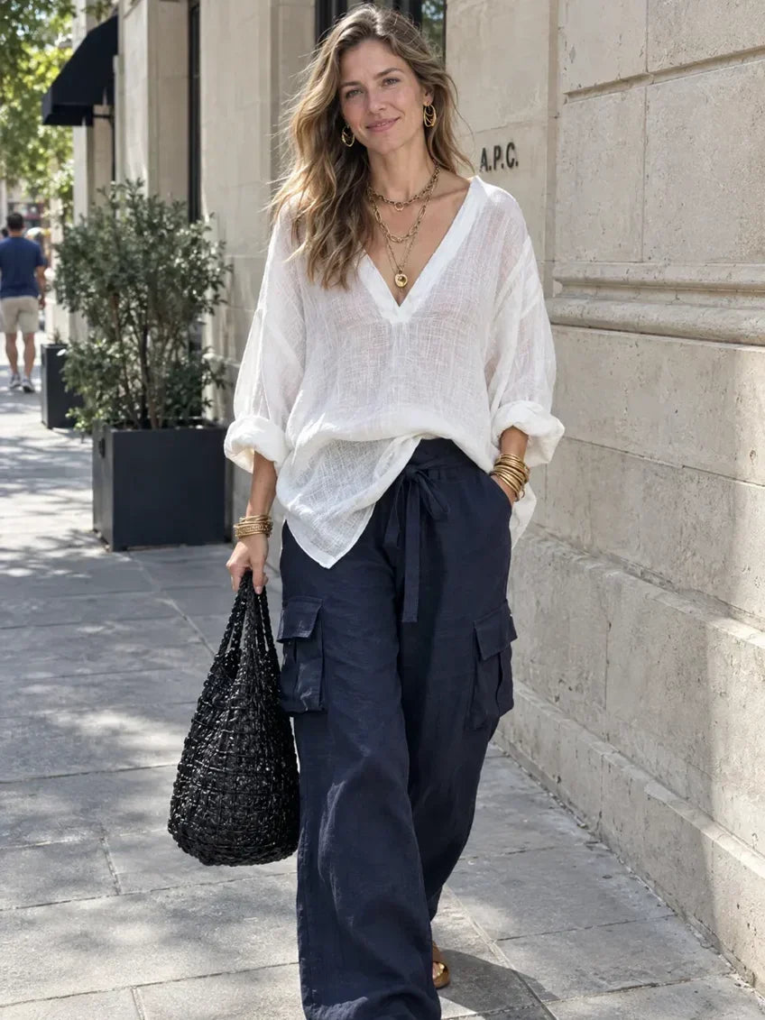 Ensemble deux pièces avec blouse en lin blanche et pantalon large bleu marine