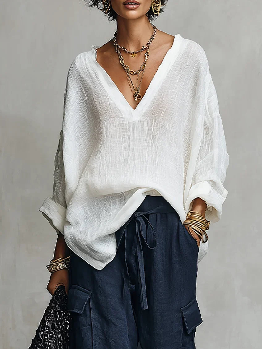 Ensemble deux pièces avec blouse en lin blanche et pantalon large bleu marine