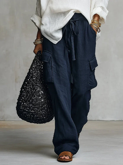 Ensemble deux pièces avec blouse en lin blanche et pantalon large bleu marine
