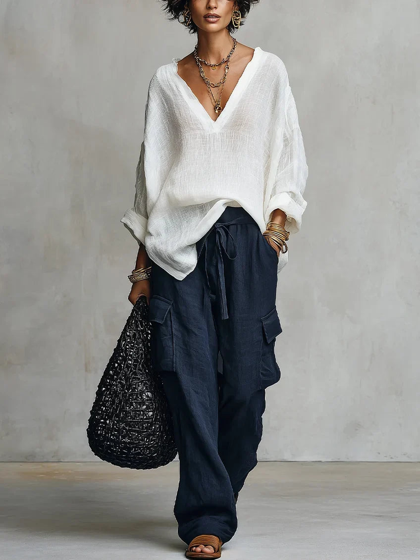 Ensemble deux pièces avec blouse en lin blanche et pantalon large bleu marine