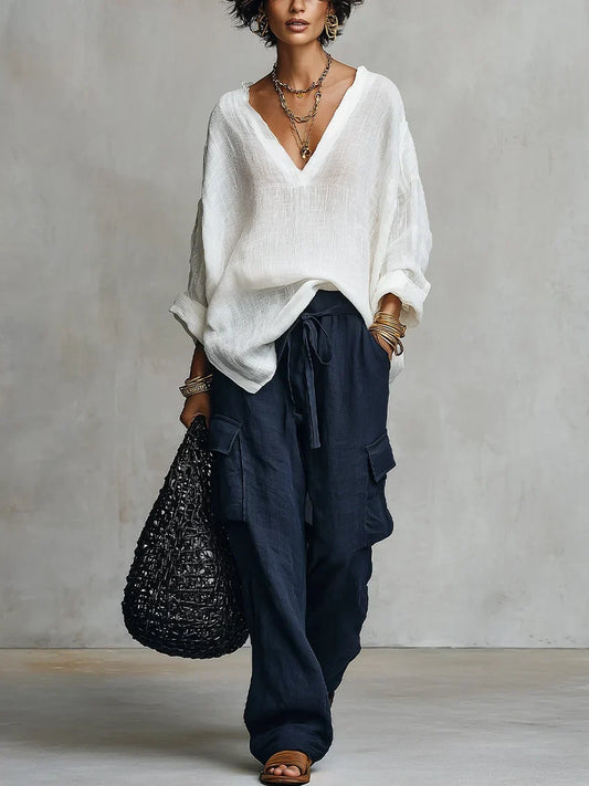 Ensemble deux pièces avec blouse en lin blanche et pantalon large bleu marine