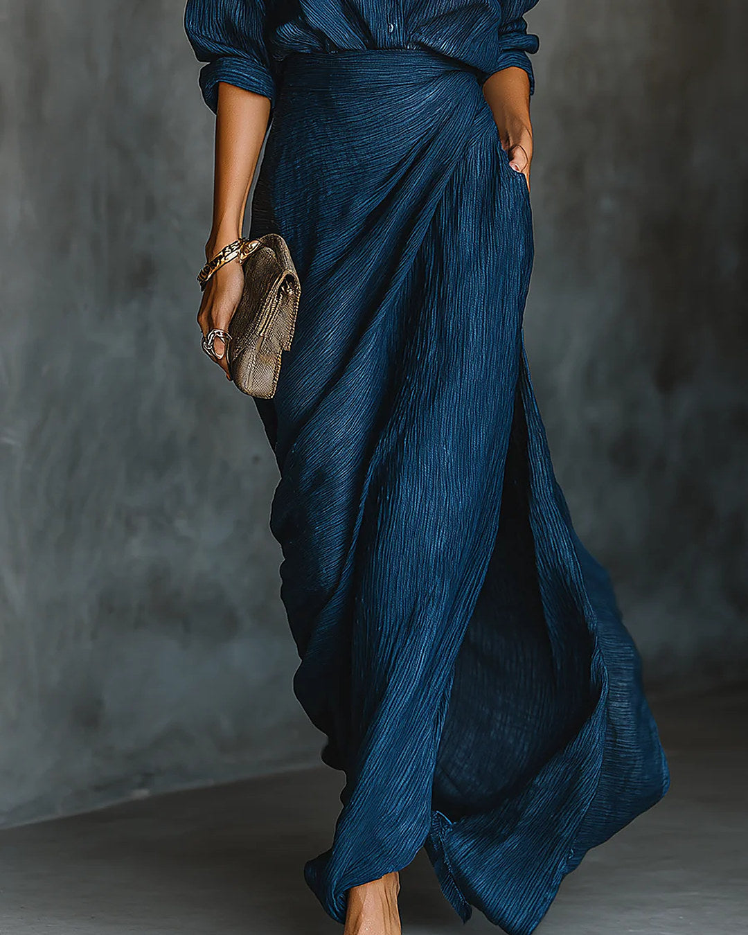 Sara | Ensemble chemise froissée et jupe longue portefeuille, bleu foncé
