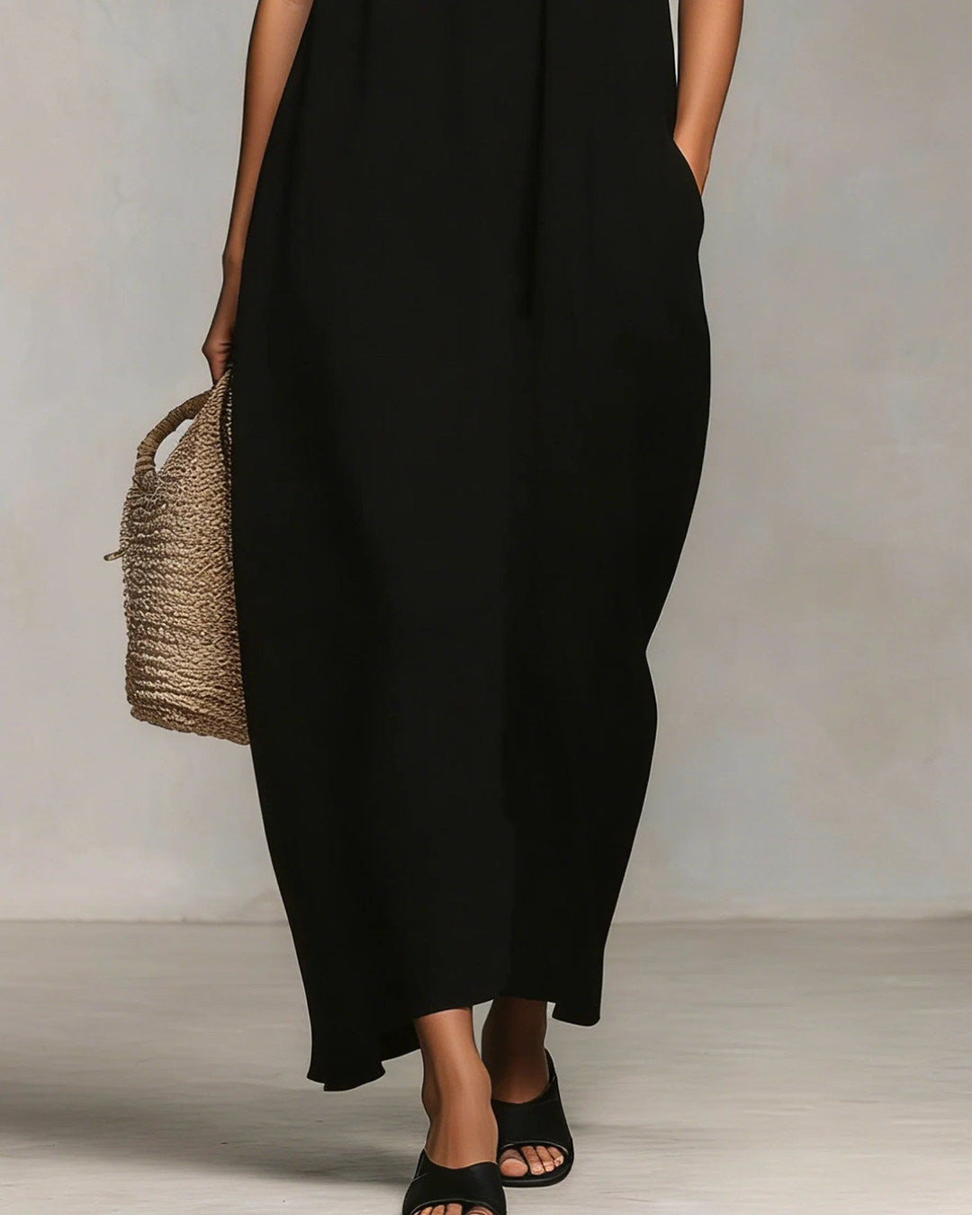 Mirta | Robe longue noire évasée à volant blanc et fines bretelles