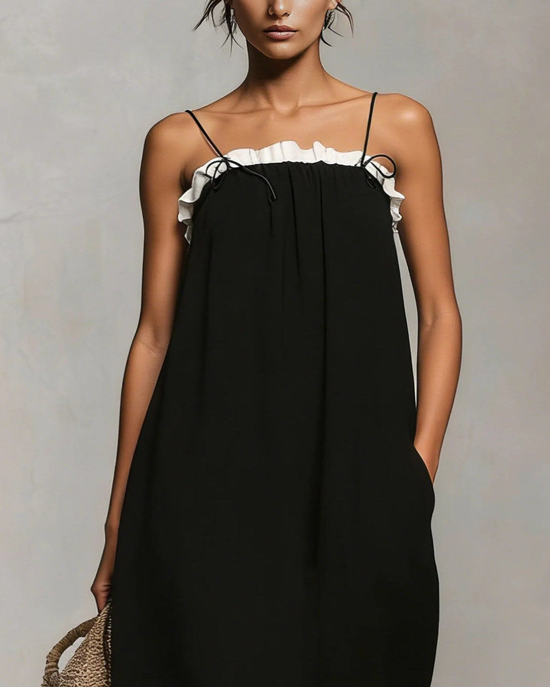 Mirta | Robe longue noire évasée à volant blanc et fines bretelles