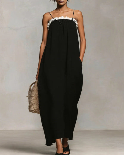 Mirta | Robe longue noire évasée à volant blanc et fines bretelles