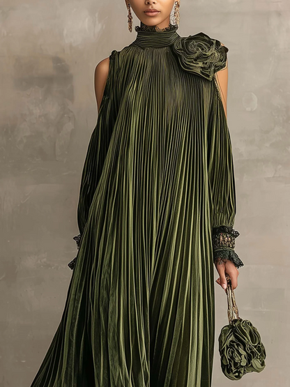 Rosa | Robe longue plissée vert olive à fleur sur l’épaule