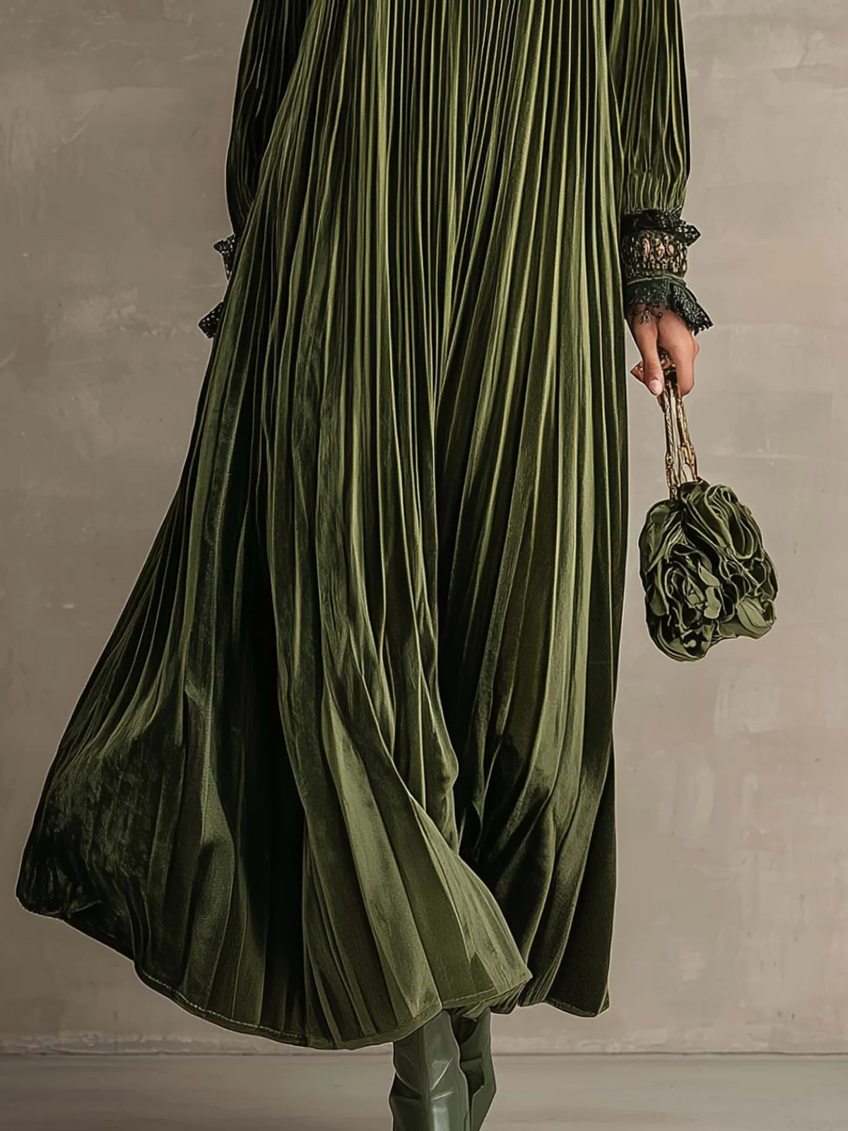 Rosa | Robe longue plissée vert olive à fleur sur l’épaule