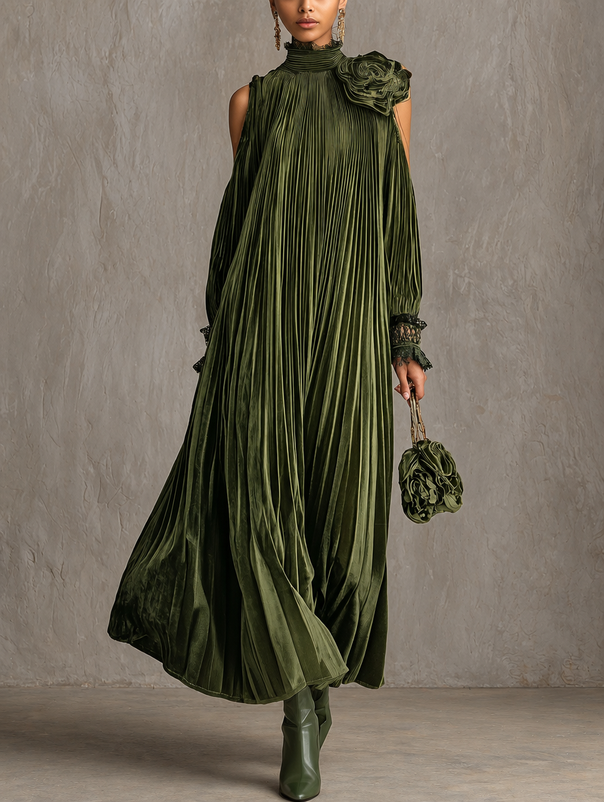 Rosa | Robe longue plissée vert olive à fleur sur l’épaule